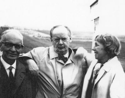 Hans Scharoun mit Paul Kunze (links) und Margit Scharoun (rechts) am Wedderwardener Weserdeich