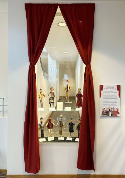 Kasperfiguren in der Vitrine