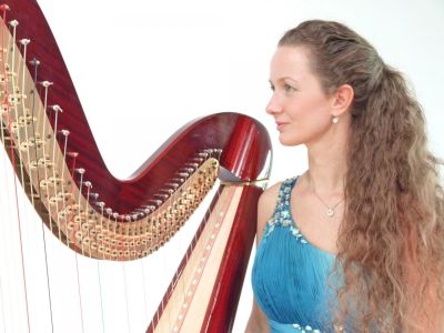 Musikerin mit Harfe