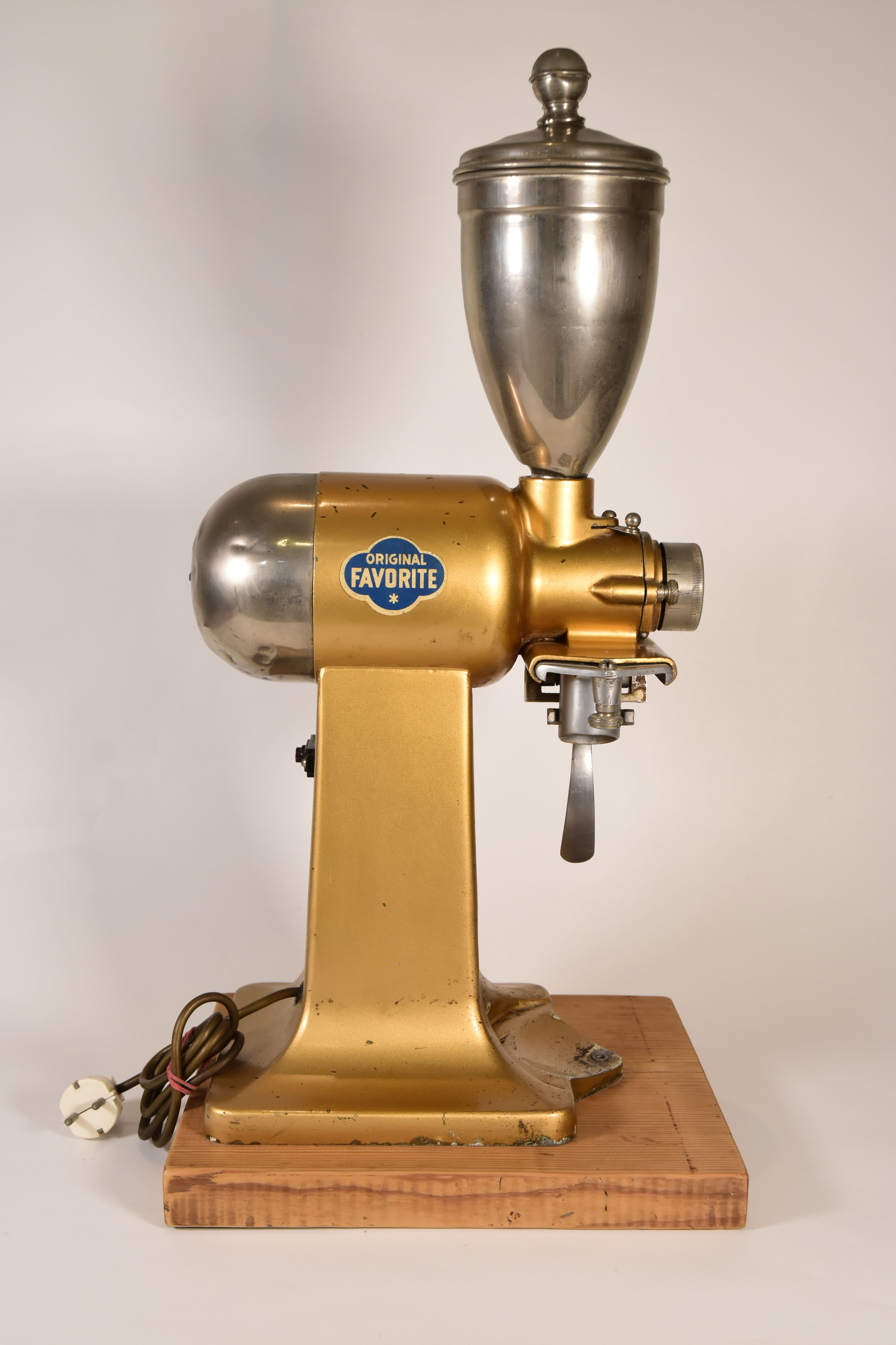 Seitenansicht einer elektrischen Kaffeemühle der Firma Favorite