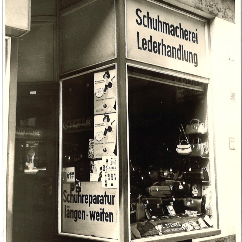 Schaufenster einer Schuhmacherwerkstatt in den 1960er Jahren