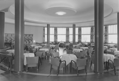 Blick in den Rundbau des Restaurants vom Bremerhavener Columbusbahnhofs