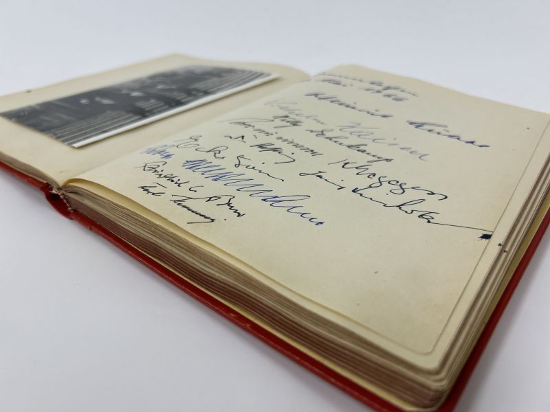 Aufgeschlagenes Gästebuch