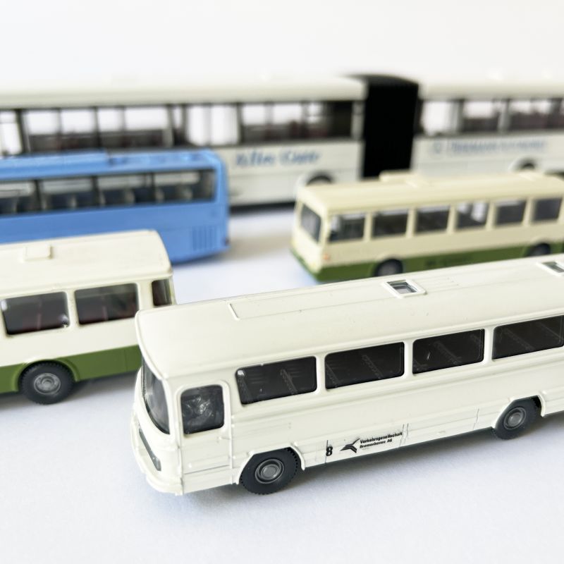 Fünf Modelle von VGB - Linienbussen.