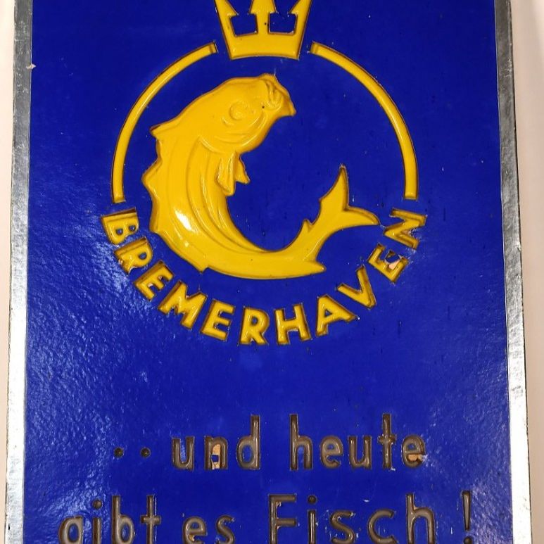 Reklameschild. Gelbe Schrift auf blauem Grund. Bremerhaven...und heute gibt es Fisch