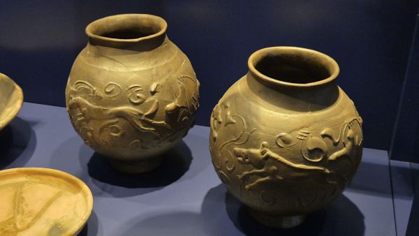Zwei Babotine-Töpfe in der Ausstellung