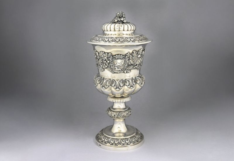 Silberner Pokal mit Wappen und Gravuren