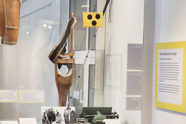 Vitrine mit Hilfsmitteln