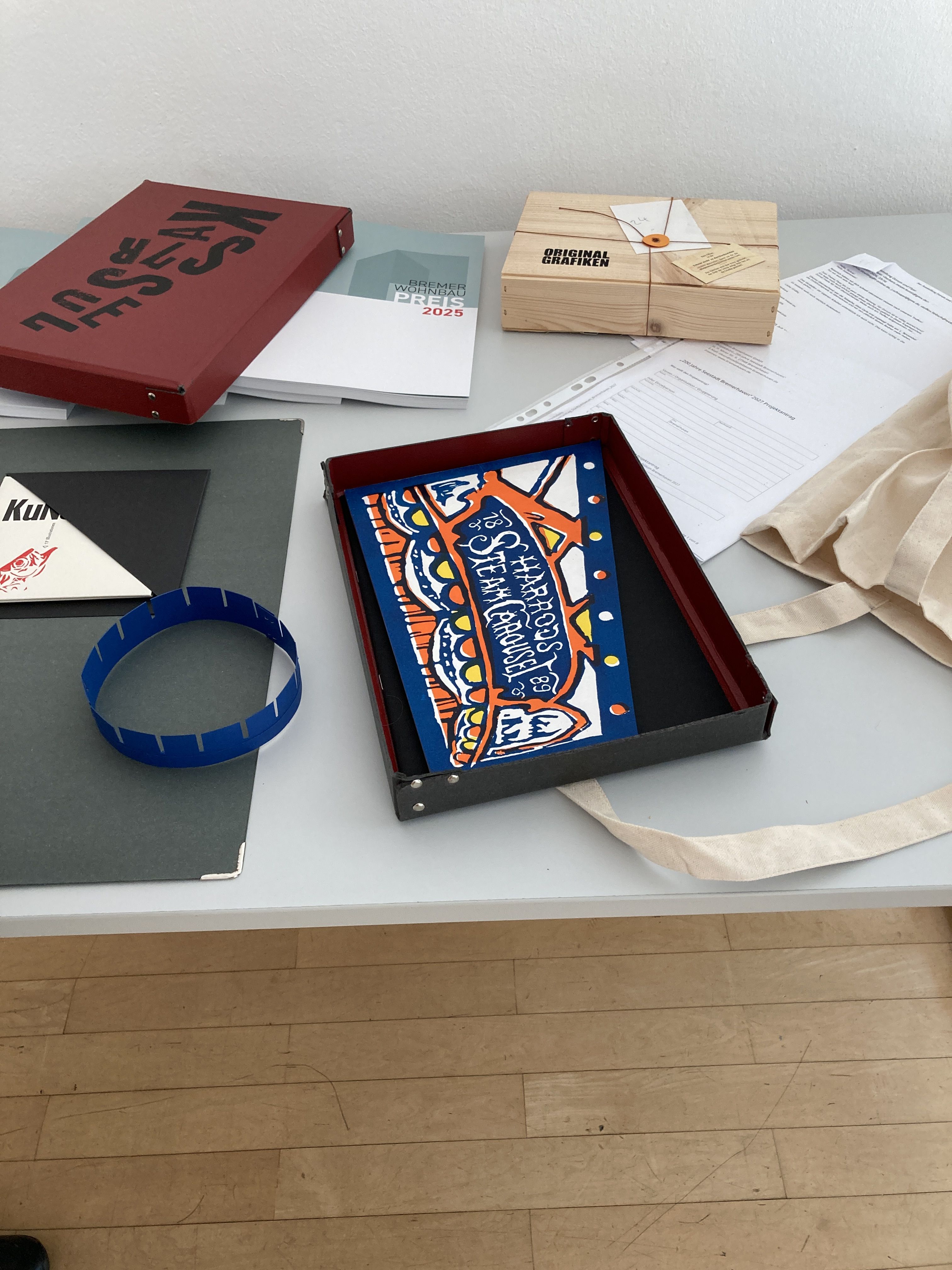 Druckgrafiken auf einem Tisch