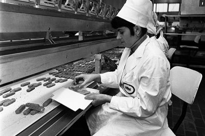 Foto Johannes Fleck, Sammlung HMB Arbeiterin bei der Verpackung von Fischstäbchen am Fließband.