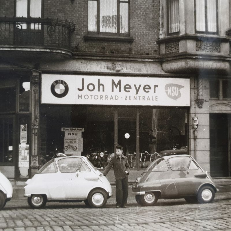 Schwarzweißfoto von dem Geschäft Johann Meyer Motorrad-Zentrale in Bremerhaven 1956