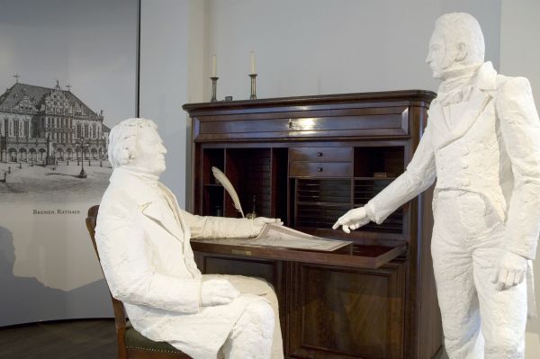 Gipsfiguren Smidt und Van Ronzelen in der Dauerausstellung
