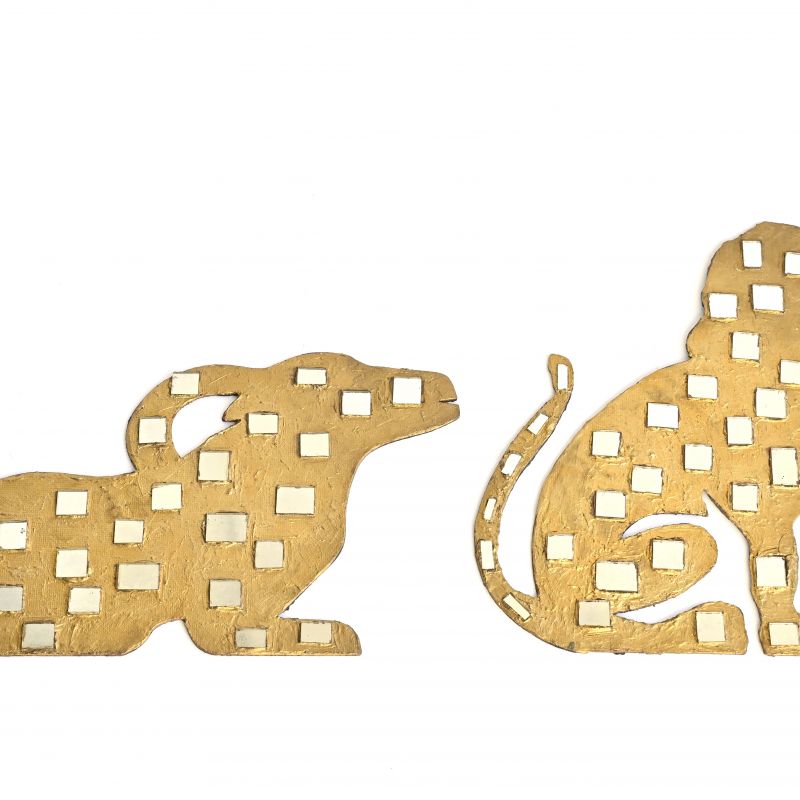 Löwen- und Steinbockfigur aus dünner Holzplatte gesägt. Goldfarben angemalt. mit Spiegelkacheln besetzt.