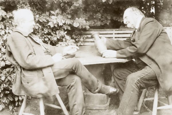 Hermann Allmers zeigt xx eine Vase