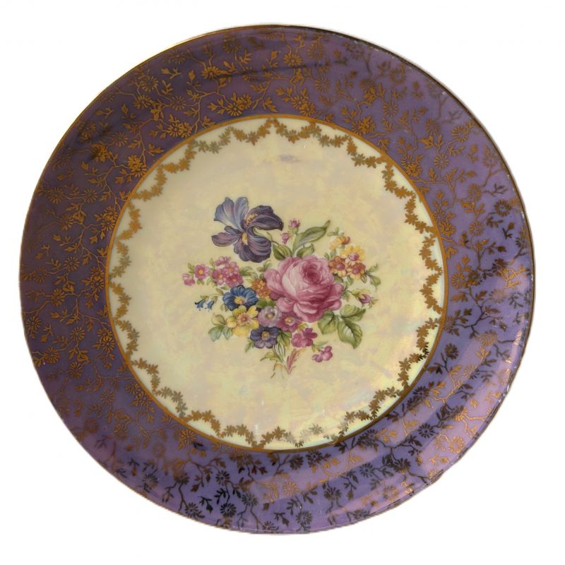 Porzellanteller mit floralen Ornamenten