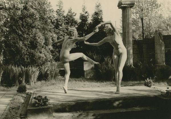 Skulptur „Tanzende Nymphen“ in Thieles Garten, um 1955