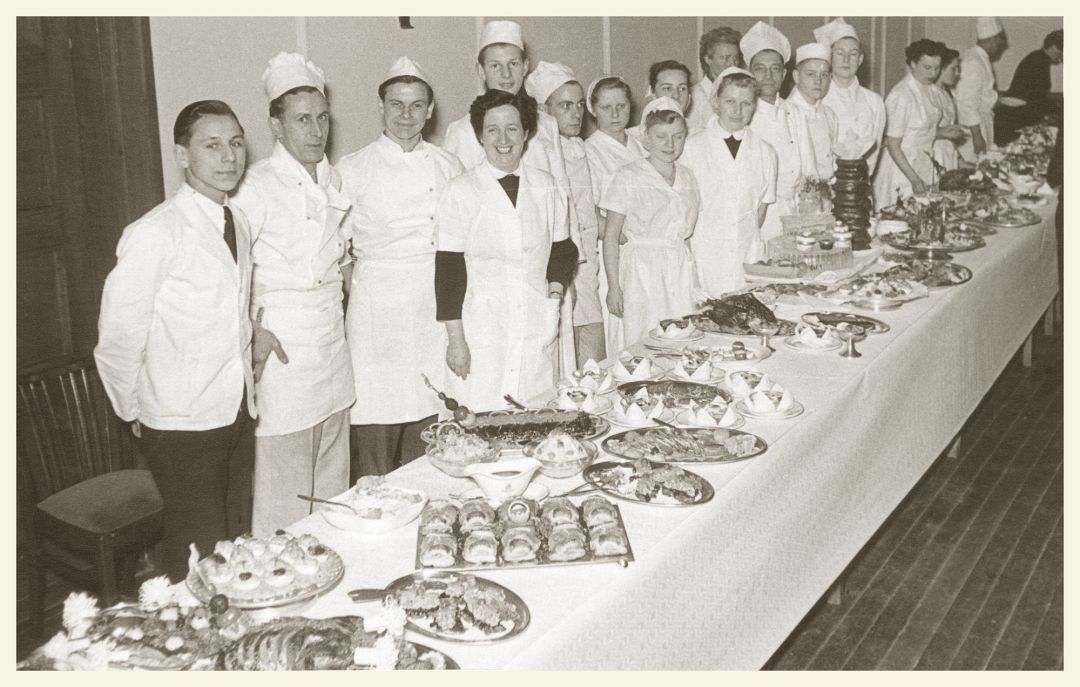 Das Küchenpersonal an einem langen Buffet-Tisch