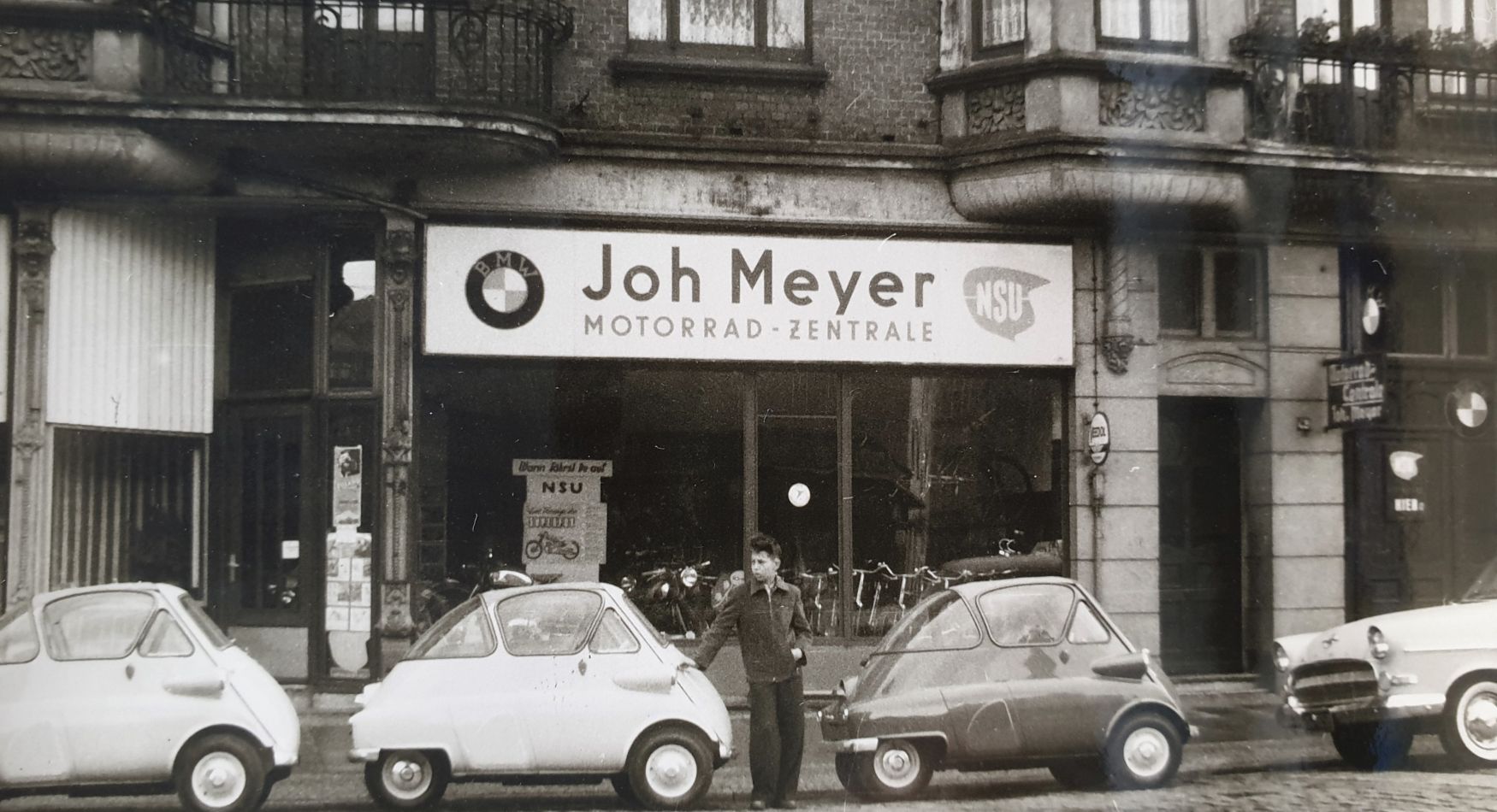 Schwarzweißfoto von dem Geschäft Johann Meyer Motorrad-Zentrale in Bremerhaven 1956