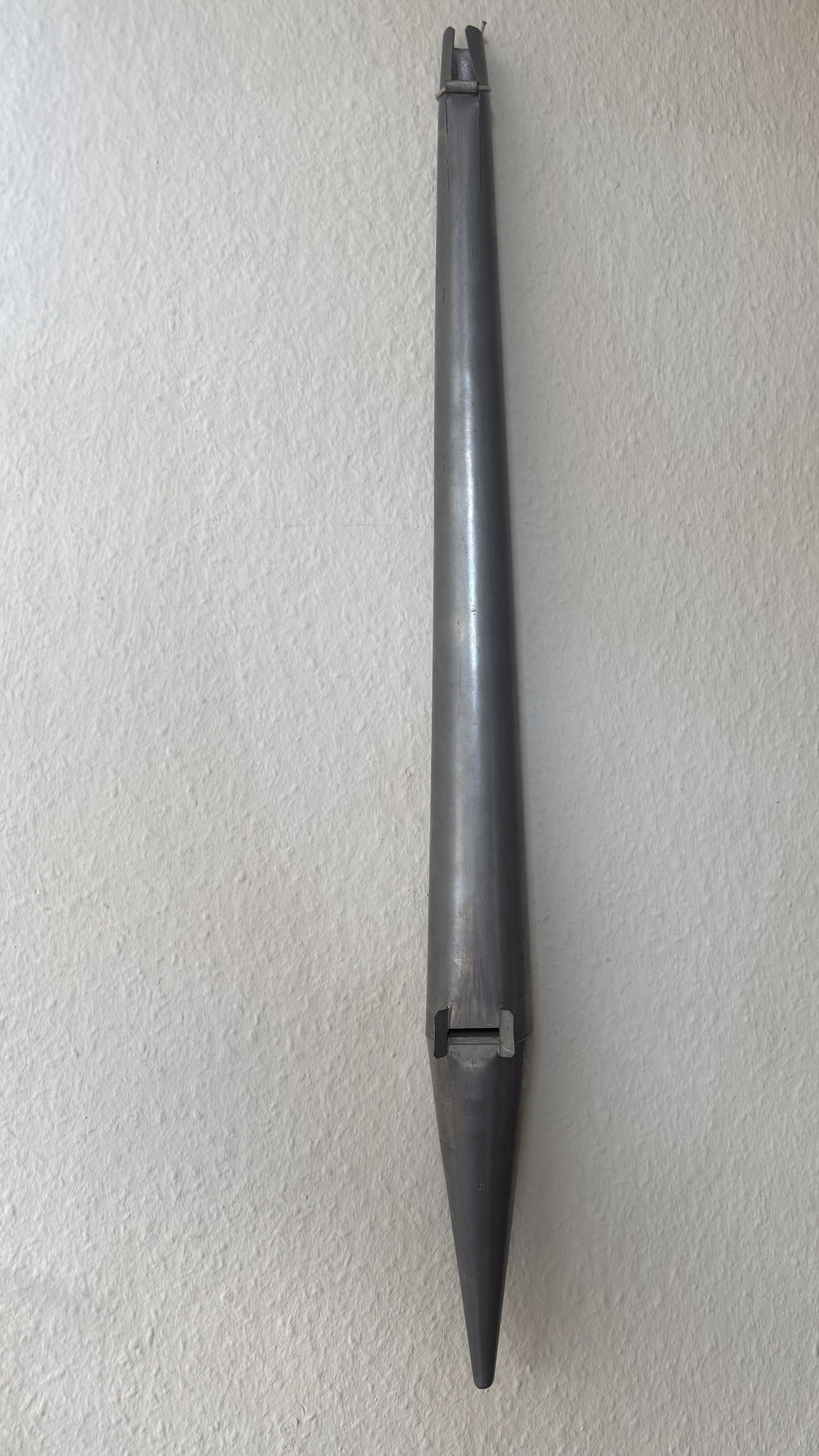 Orgelpfeife auf weißer Wand hängend
