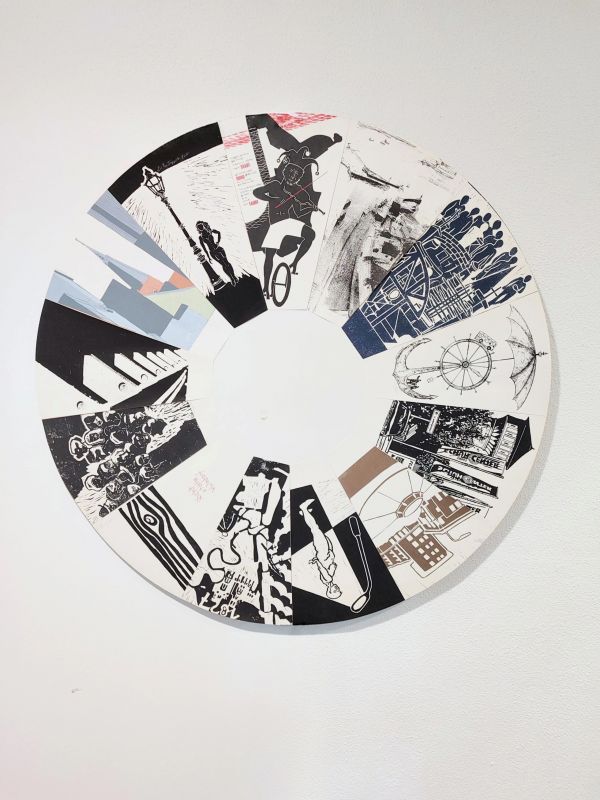 Rundes Wandkunstwerk mit grafischen Motiven