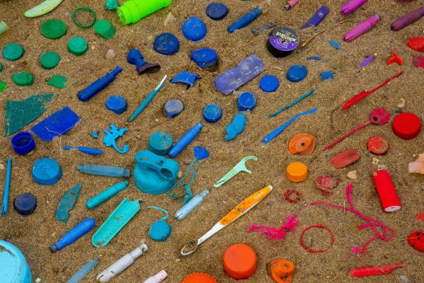 Bunte Plastikteile am Strand