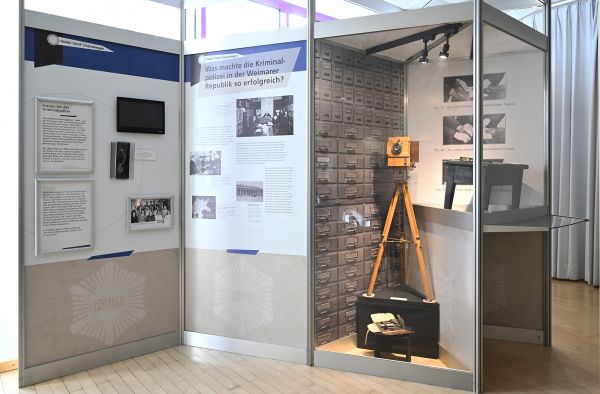 Blick in die Ausstellung im Saal