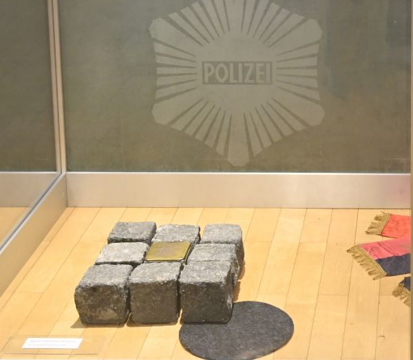 Stolpersteine in der Polizei-Ausstellung