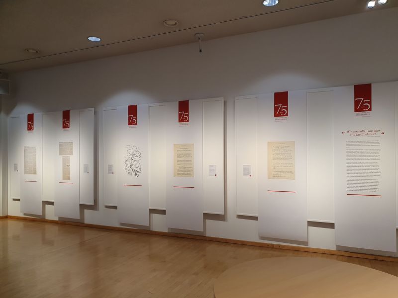 Textbanner zur Ausstellung im Saal