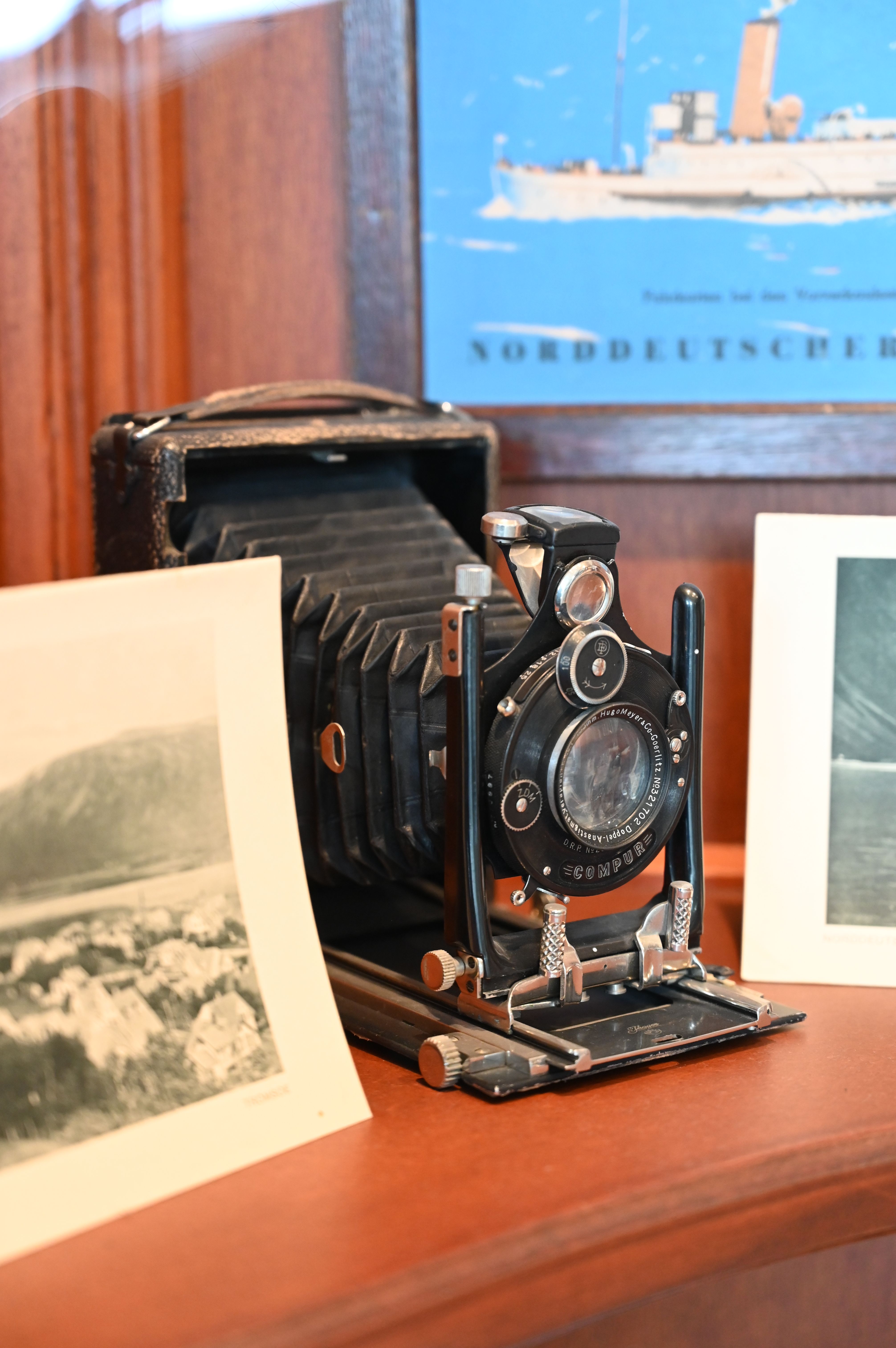 Historischer Fotoapparat in der Lloyd Vitrine