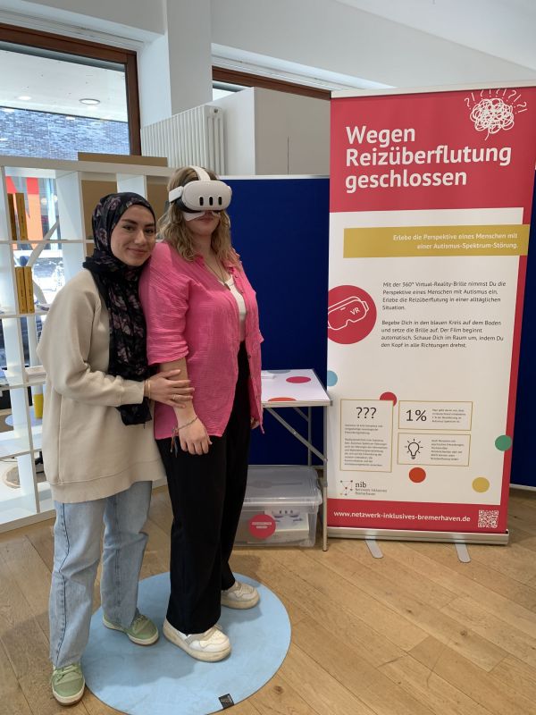 Zwei Personen testen den Parcours