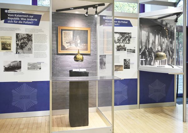 Blick in die Ausstellung im Saal