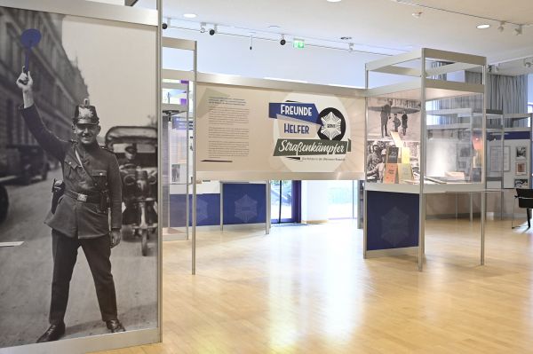 Blick in die Ausstellung im Saal