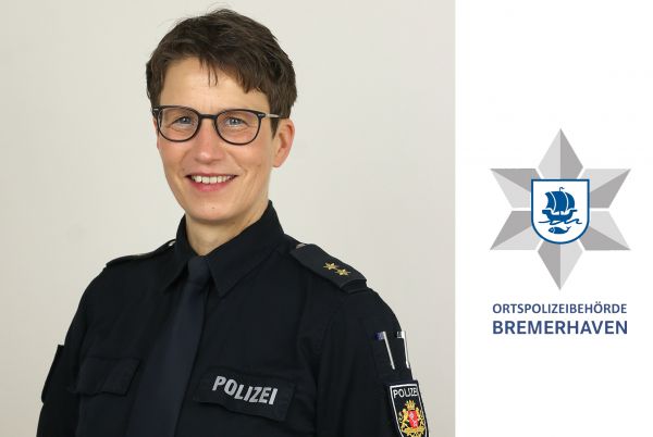 Nadine Laue mit Logo der Ortspolizeibehörde Bremerhaven