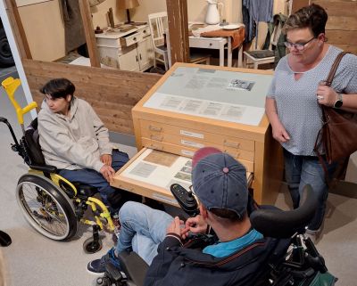 Arbeitsgruppe Ausstellung: mit dem Rolli im Museum
