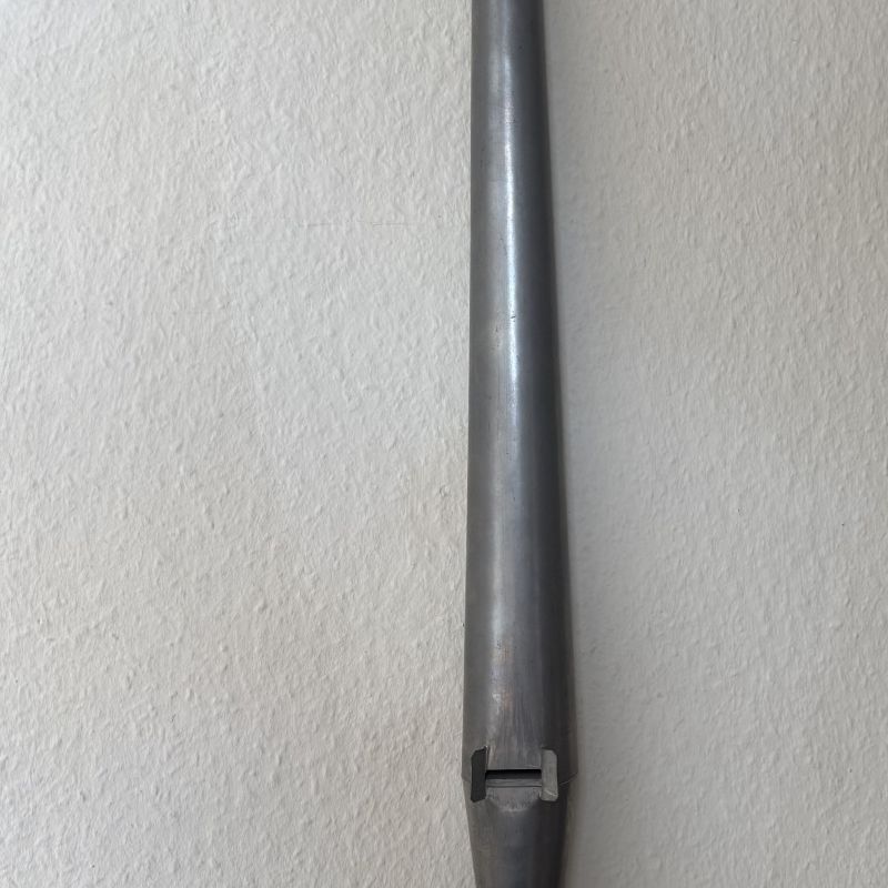 Orgelpfeife auf weißer Wand hängend