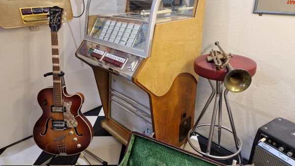 Musikinstrumente und Musikbox 1950er Jahre
