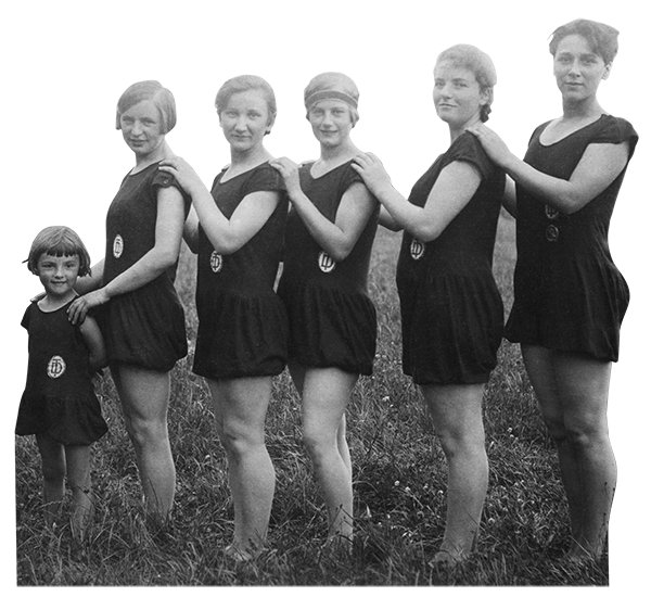 Mädchenreihe im Turnkleidung um 1932