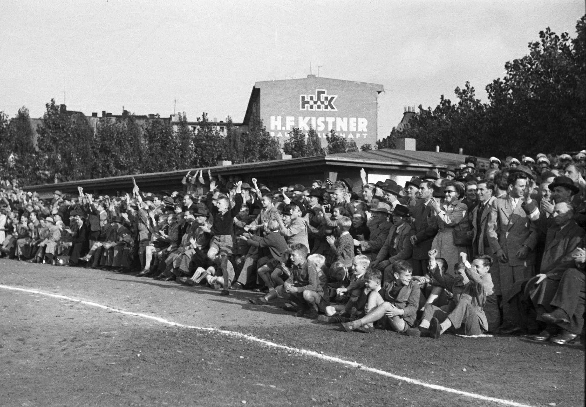 Jubelnde Zuschauer am Sportplatz