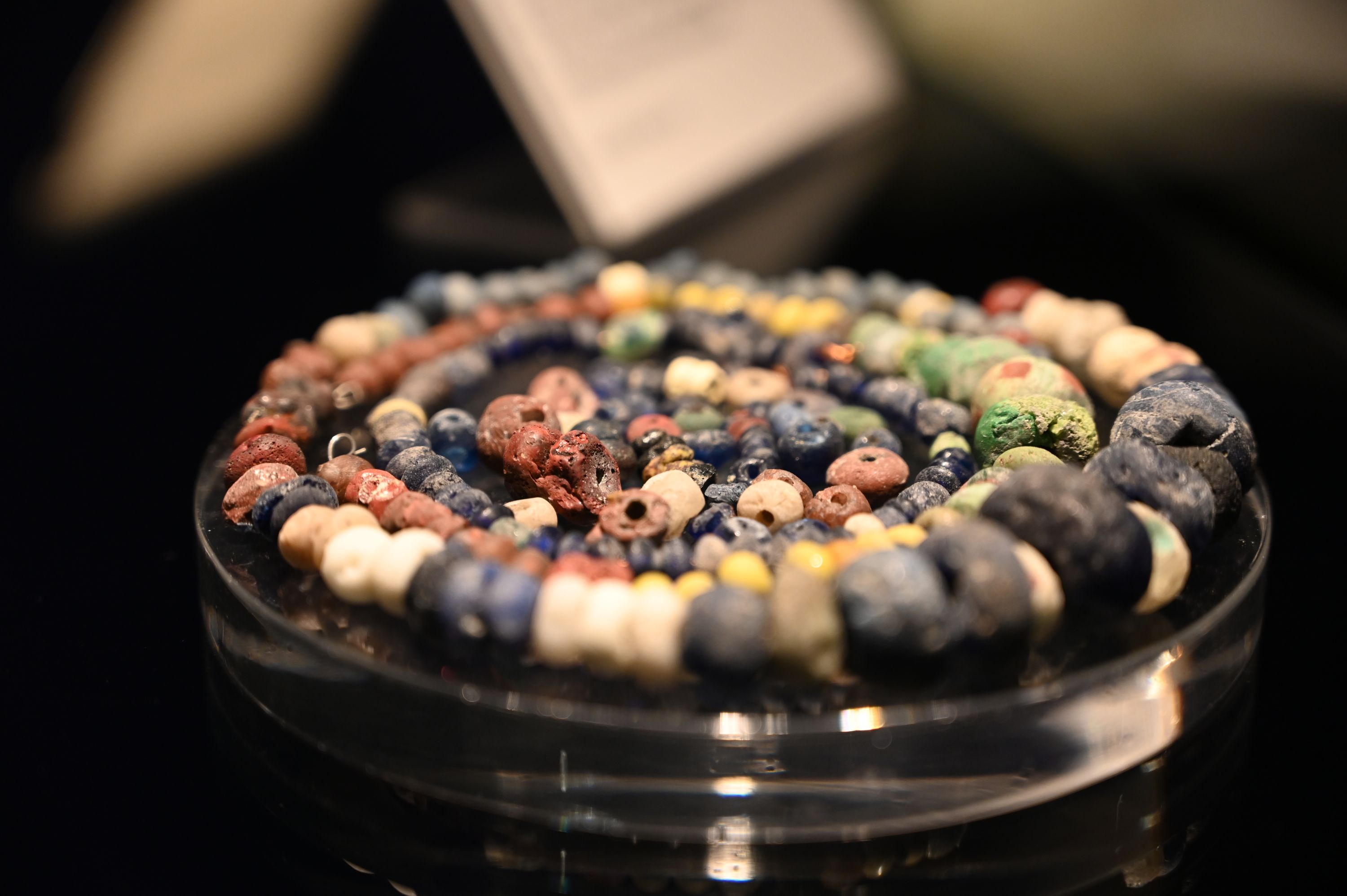 Bunte Perlen in Vitrine