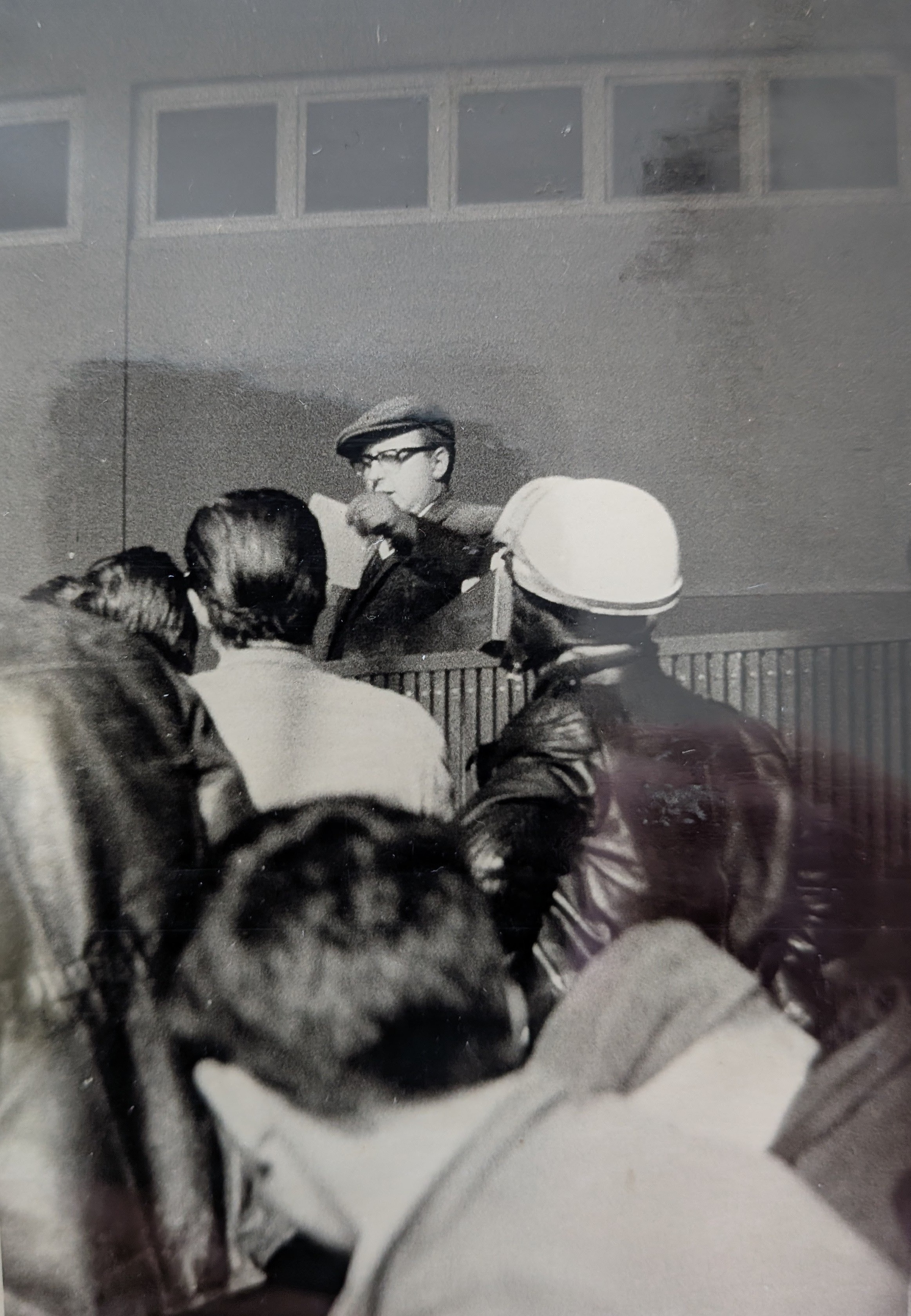 Horst Brischke auf der Kanzel vor Arbeitern