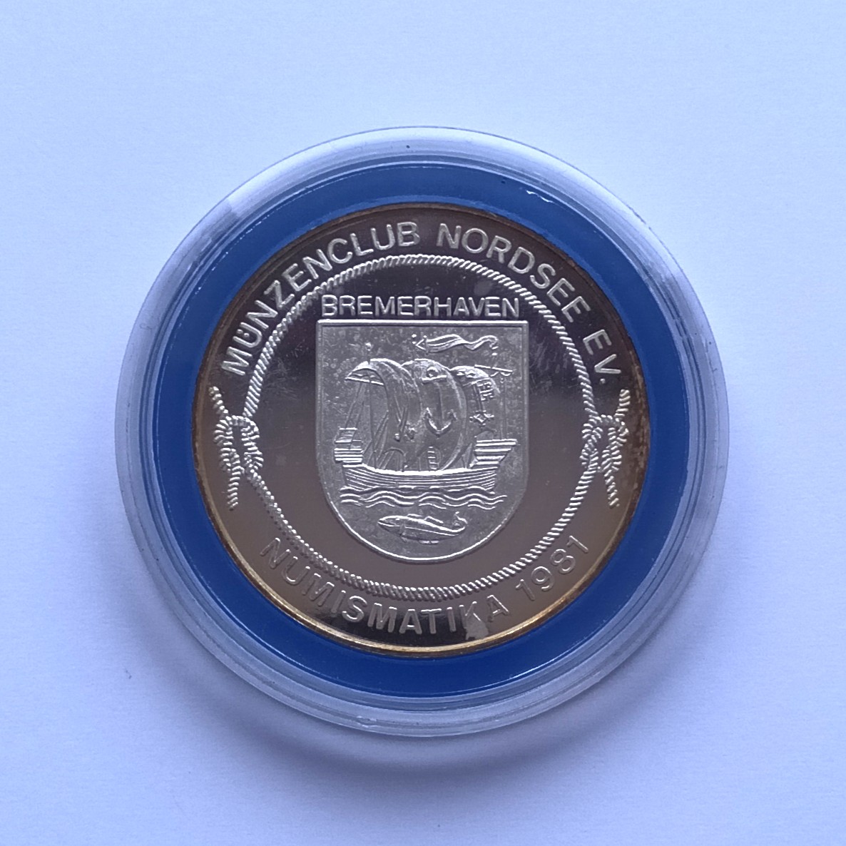 Vorderseite einer Medaille zur Numismatika 1981 vom Münzenclub Nordsee e.V. Mittig Stadtwappen Bremerhaven