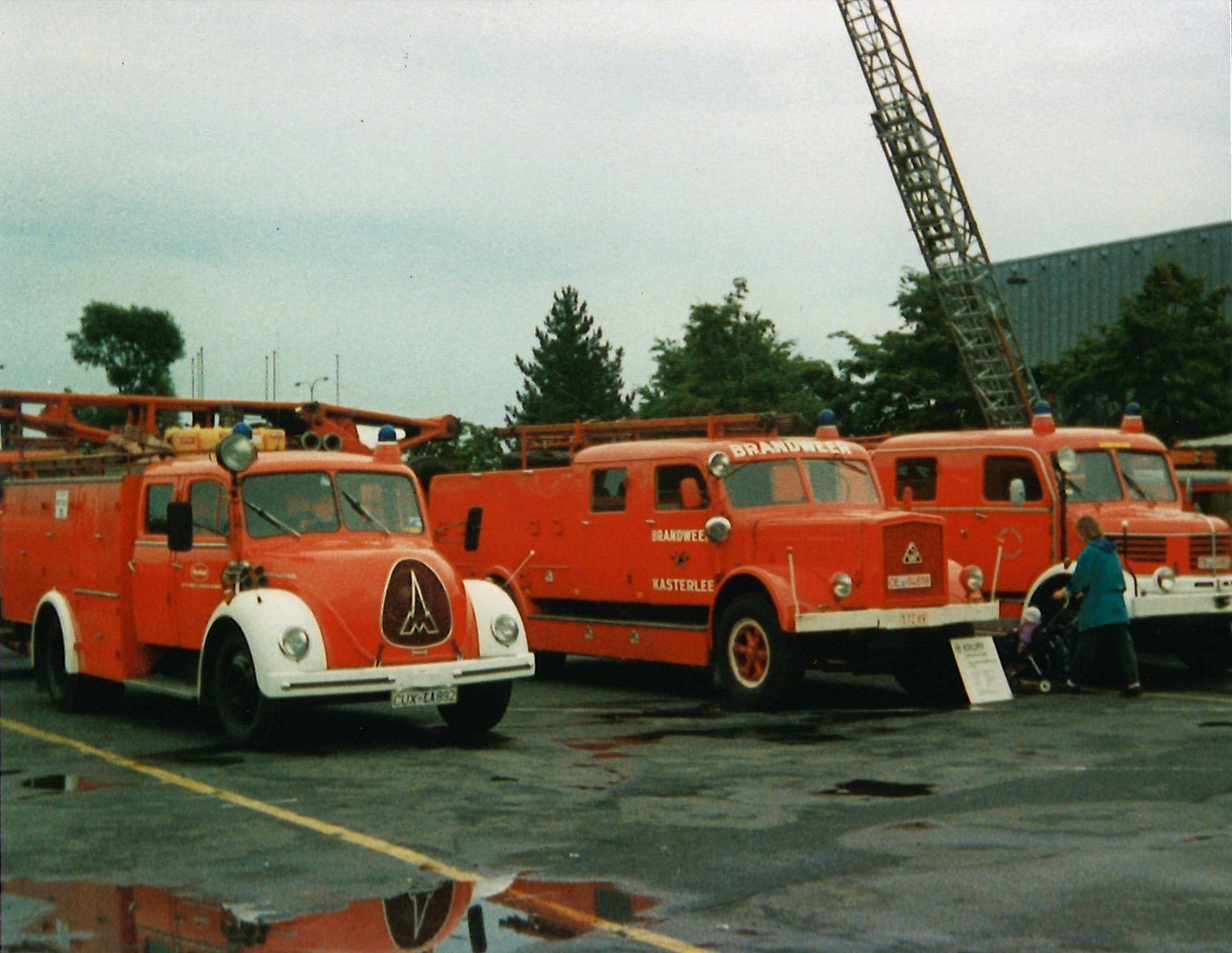 Historische Feuerwehrautos stehen in eine Reihe