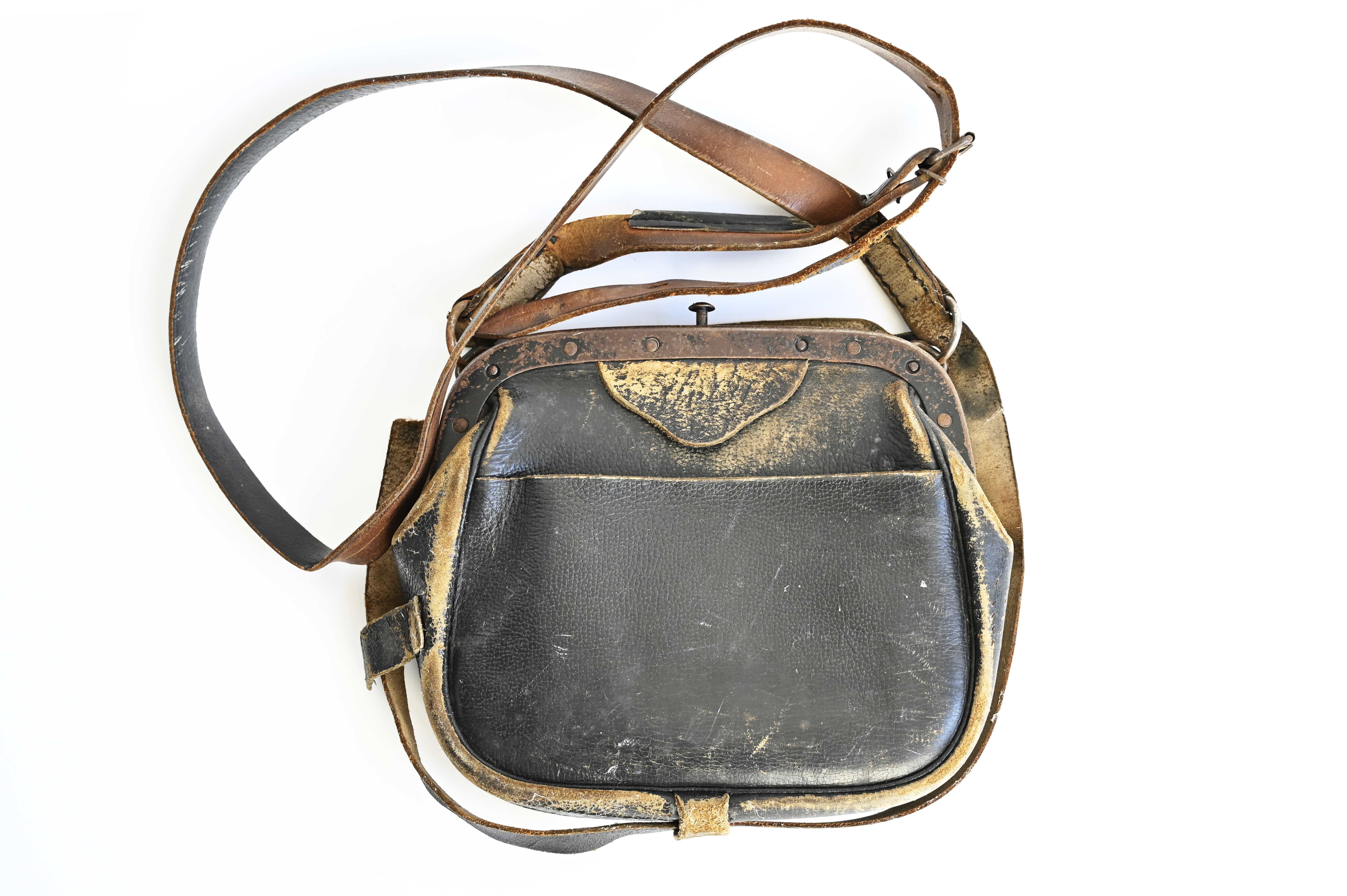Ledertasche mit starken Gebrauchsspuren