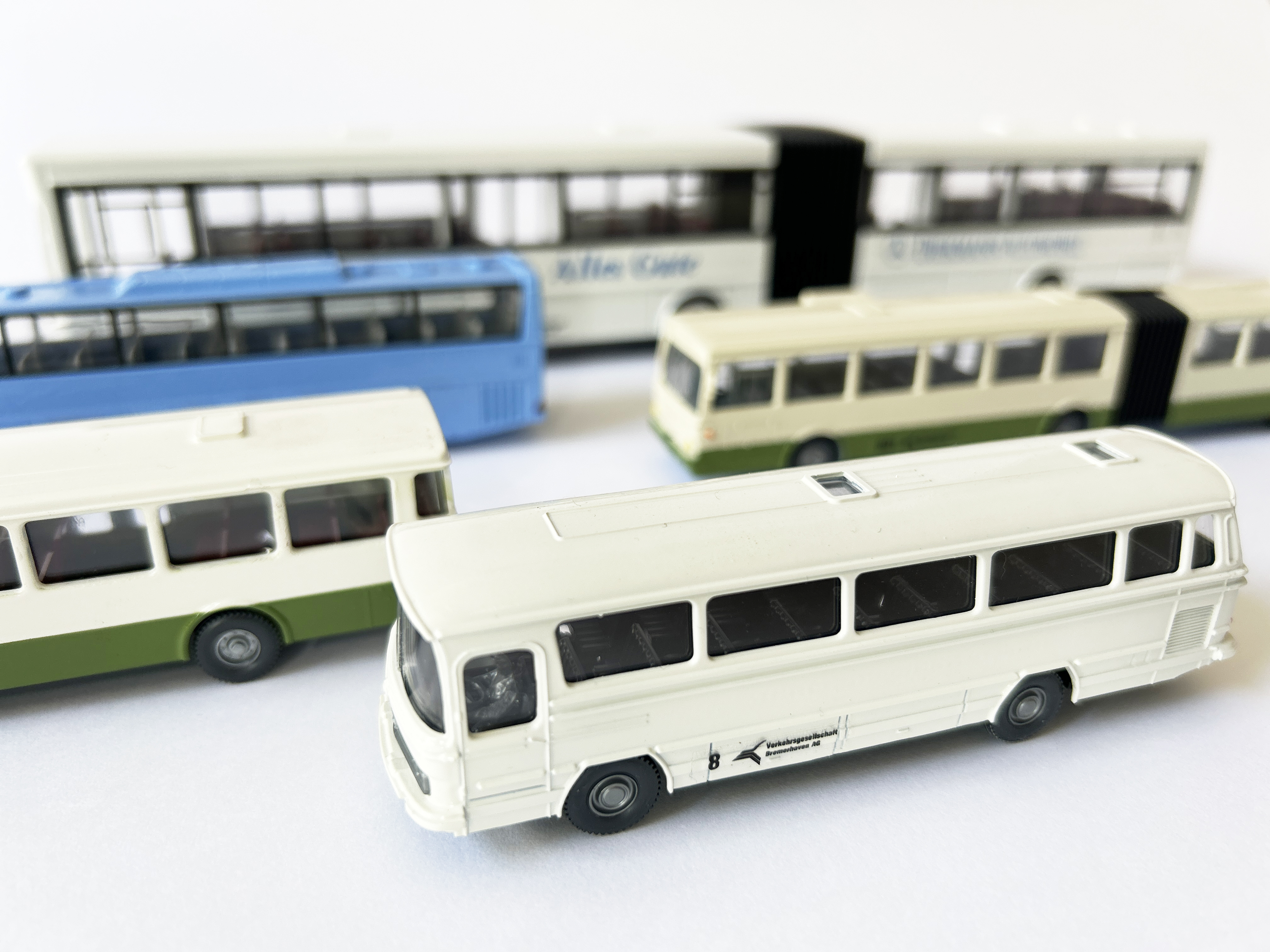 Fünf Modelle von VGB - Linienbussen.