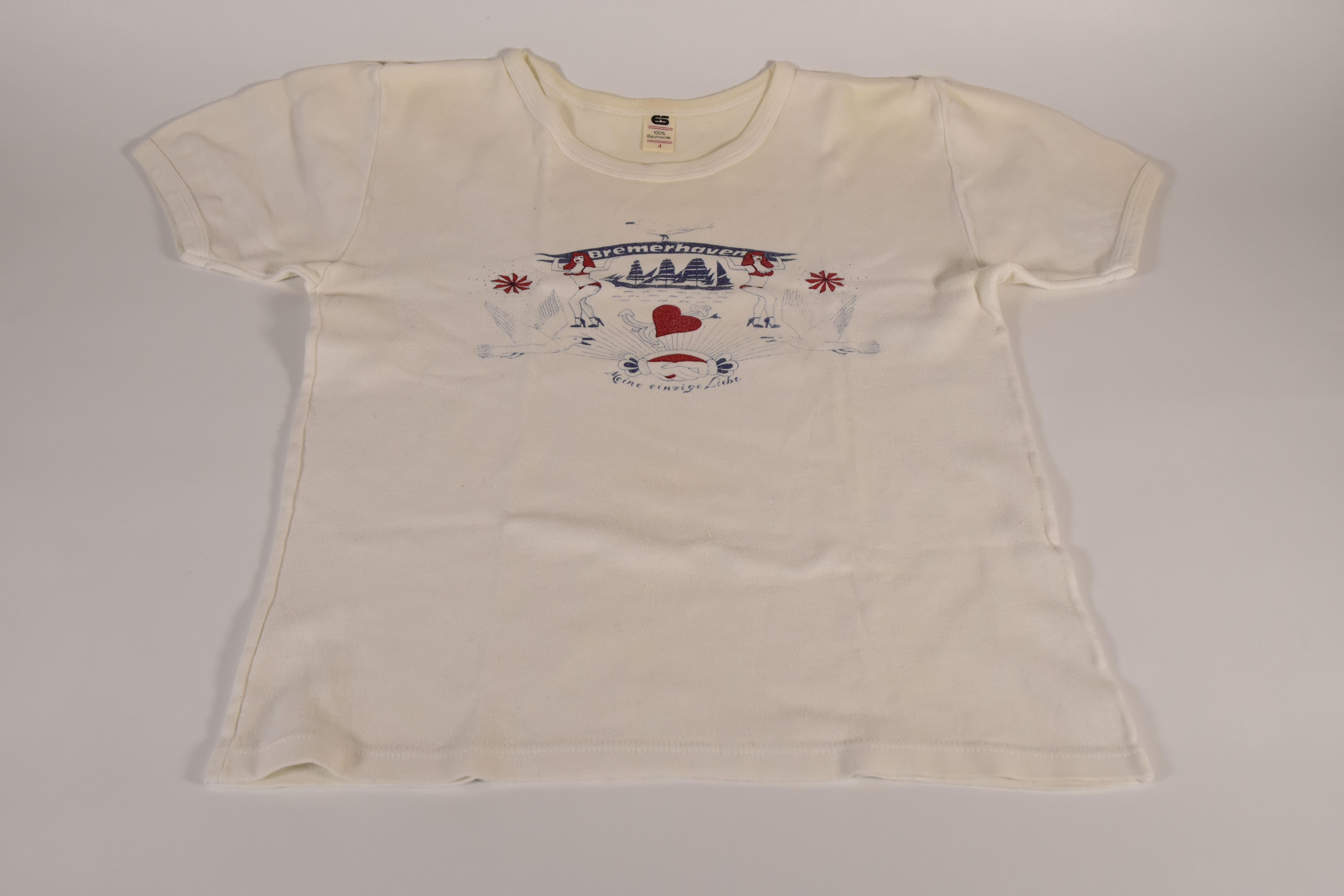 Ein weißes Tshirt mit in blau rot gestaltetem Aufdruck. Schriftzug "Bremerhaven - Meine einzige Liebe"
