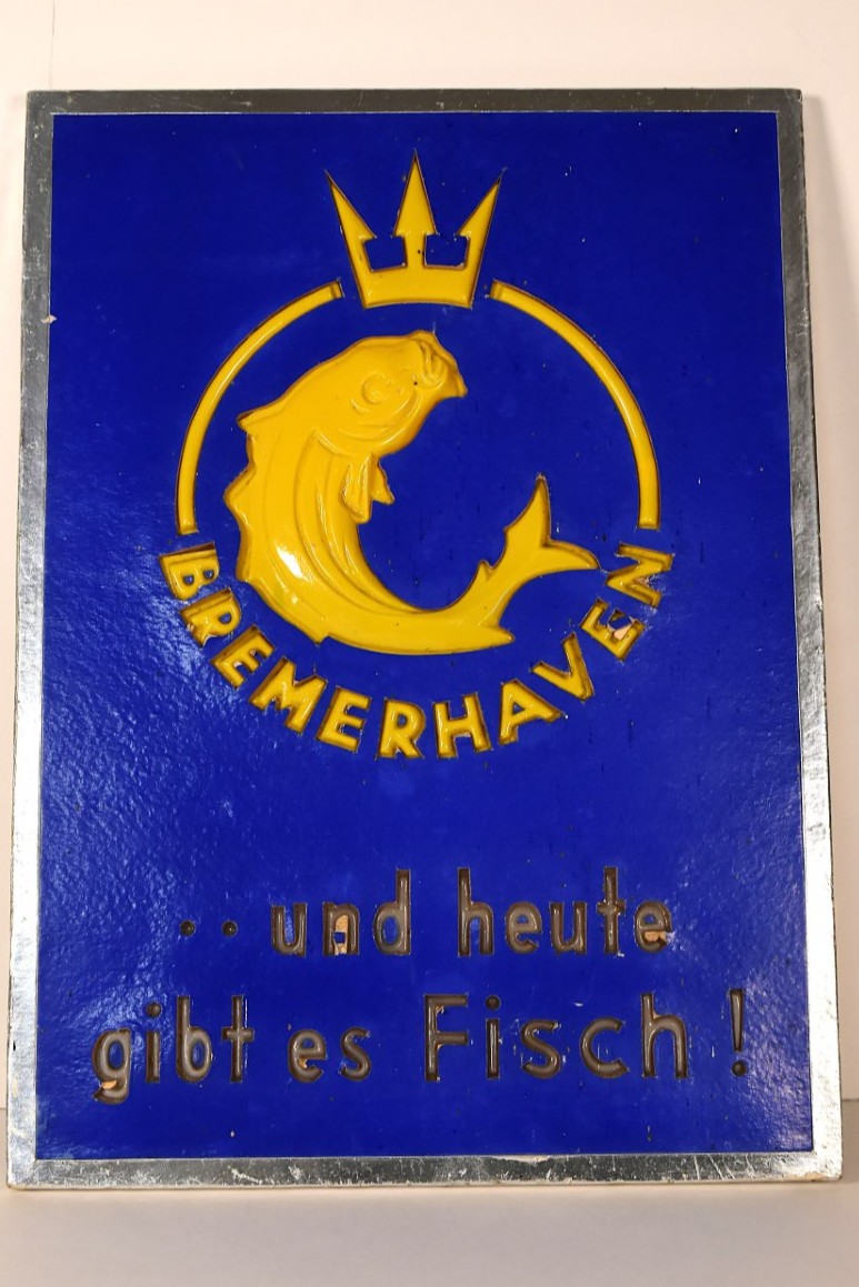 Reklameschild. Gelbe Schrift auf blauem Grund. Bremerhaven...und heute gibt es Fisch