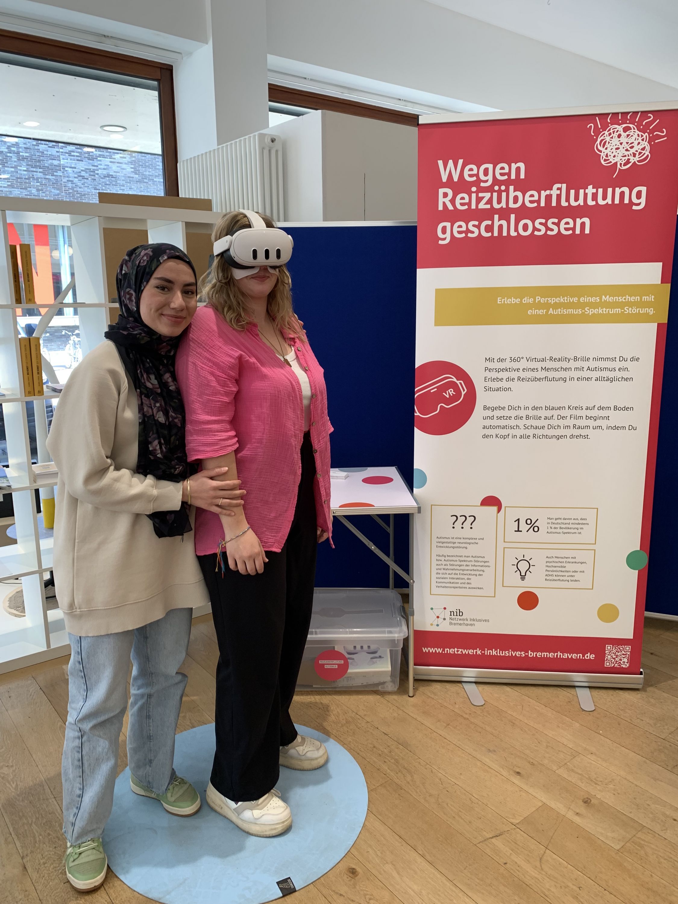 Zwei Personen testen den Parcours