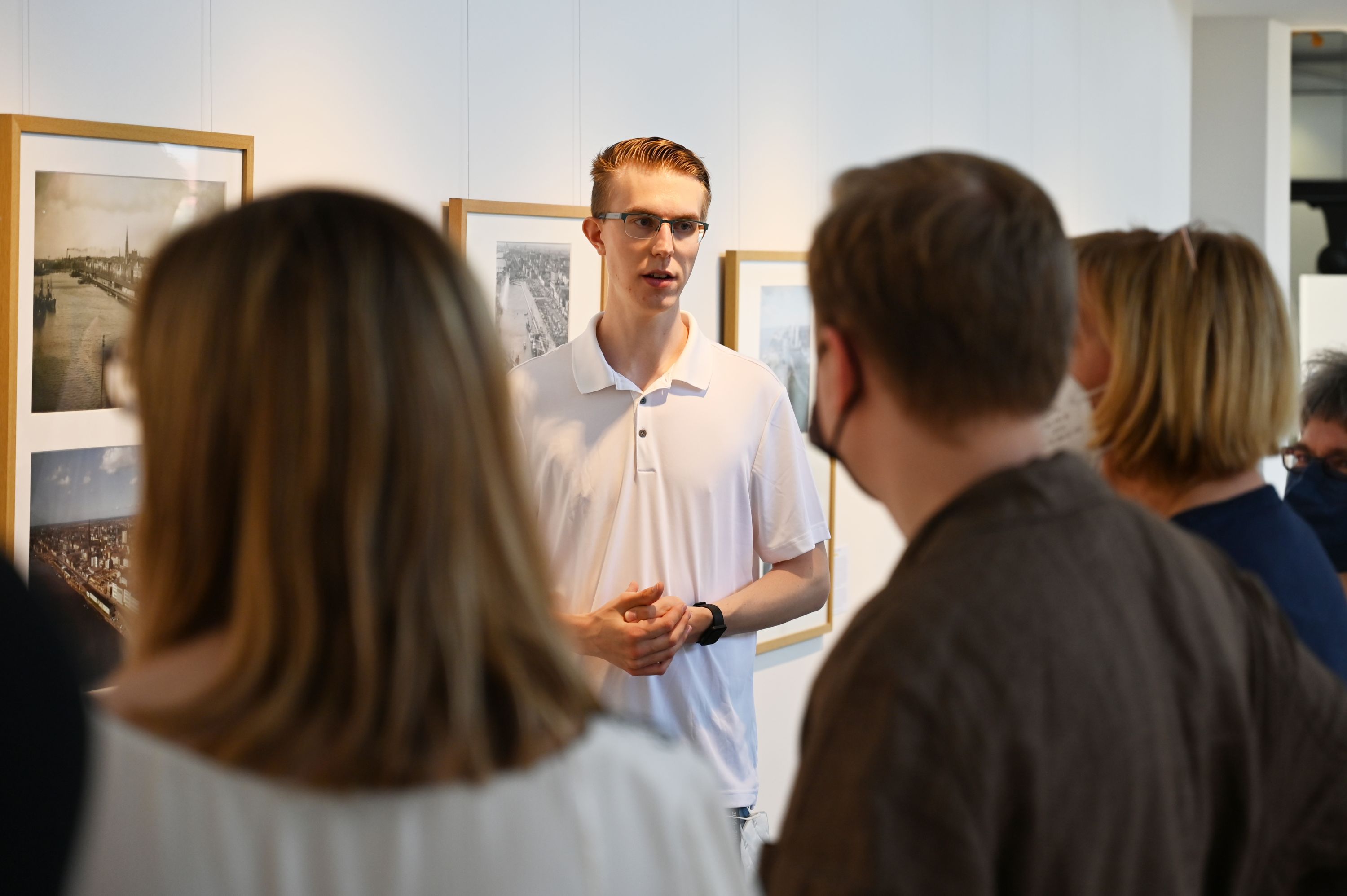 Eine Führung für Besucher:innen im Museum